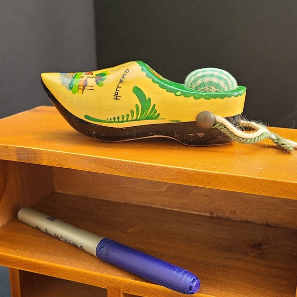 Vintage Miniature Dutch Pin Cushion 3 cm x 12 cm - Picture 1 of 6